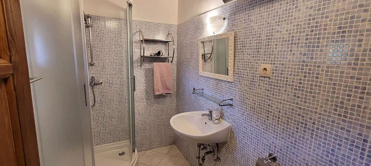 Tenuta con due case in pietra e piscina